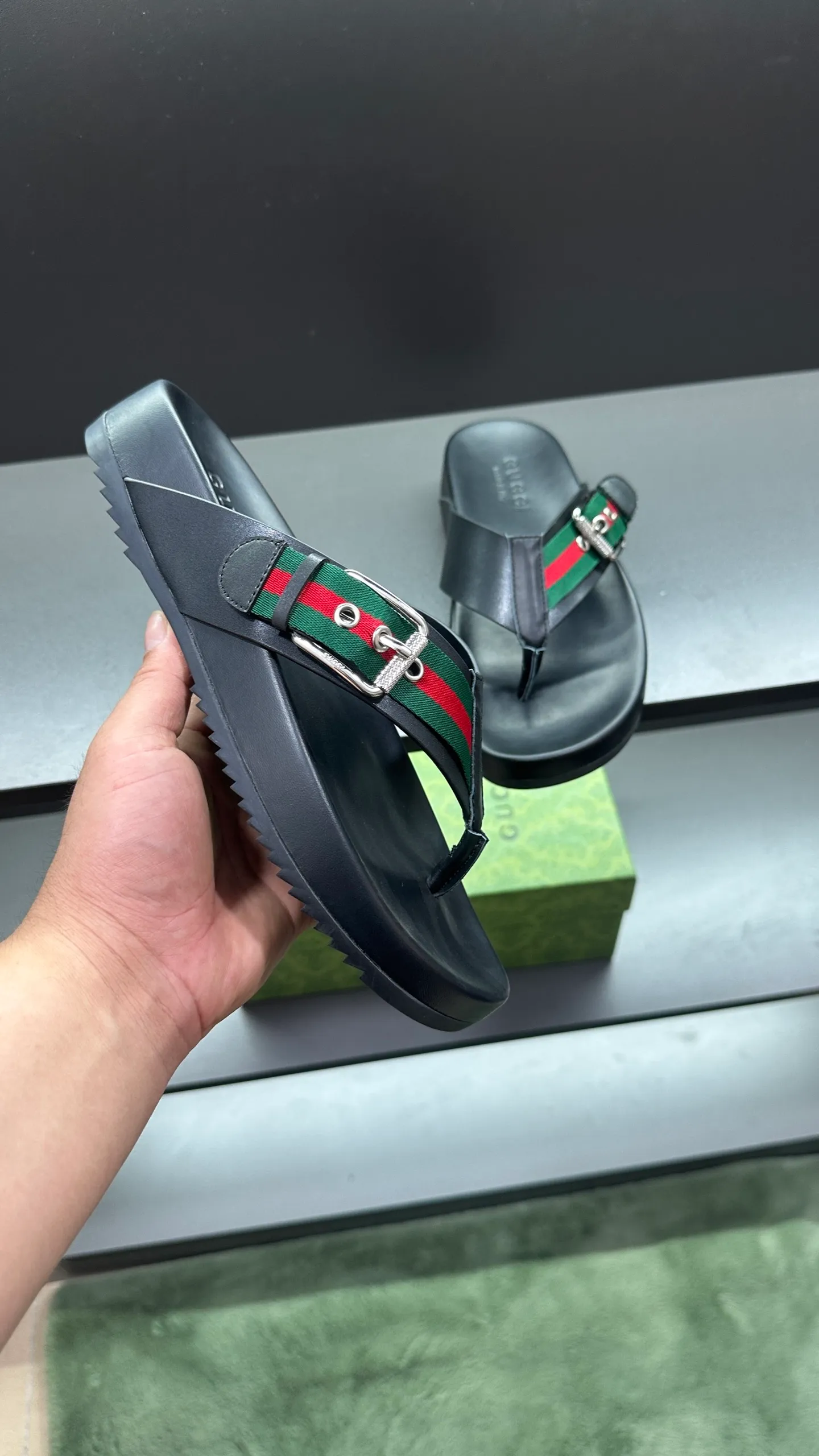 [G Home New Style] P: 300💰Men's size 39~45, (46. Customized) This slipper is made of GG polyester fiber and is decorated with a Gucci label on the front, which adds a striking logo feel to the style. "Gucci Made in Italy" stamped label Rubber sole Flat Made in Italy